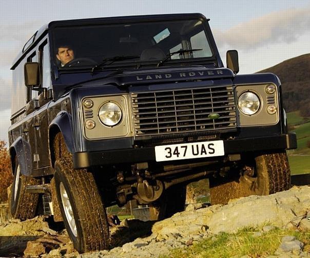 Land Rover Defender: Das zulässige Gesamtgewicht kann zwischen 2,4 Tonnen und 3,5 Tonnen liegen, die Zuladung zwischen knapp 650 Kilogramm und fast 1,4 Tonnen.